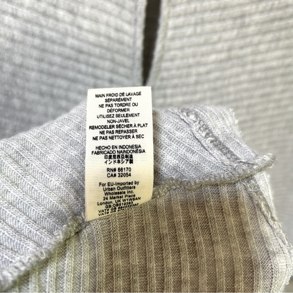 Free People ~Gray Lover Rib Thermal Raw Hem Tunic Top in size Medium - Picture 8 of 13